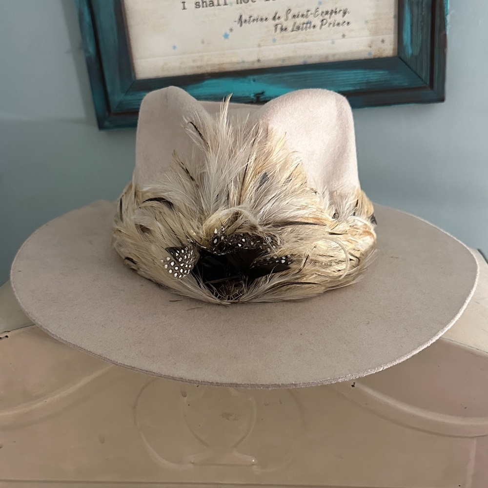 EUC Teresa Foglia Curateur Lynn Hat with custom feathers amazing piece